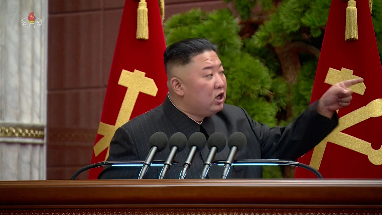 북한 노동당 제8기 제2차 정치국 확대회의가 지난달 29일 열렸다고 조선중앙TV가 지난달 30일 보도했다. 김정은 당 총비서는 회의에서 책임 간부들이 국가비상방역전에 대한 당의 중요 결정을 태업했다고 비판했다. 이날 회의에서는 당 정치국 상무위원회 위원과 정치국 위원·후보위원, 당 중앙위원회 비서를 각각 소환·선거했다. 김 총비서가 손을 들어 지적하면서 간부들을 질책하고 있다. [연합]