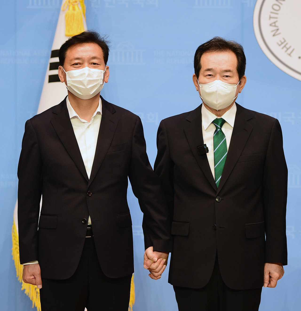 더불어민주당 대선 경선 후보인 정세균 후보(오른쪽)와 이광재 의원이 5일 국회 소통관에서 정세균 후보로 단일화에 합의한 뒤 포즈를 취하고 있다. [연합]