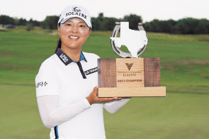고진영이 LPGA 투어 볼런티어스 오브 아메리카(VOA) 클래식 우승컵을 들어보이고 있다. [게티이미지]
