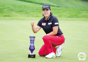 김해림이 우승 트로프 옆에서 환하게 웃고 있다. [KLPGA 제공]