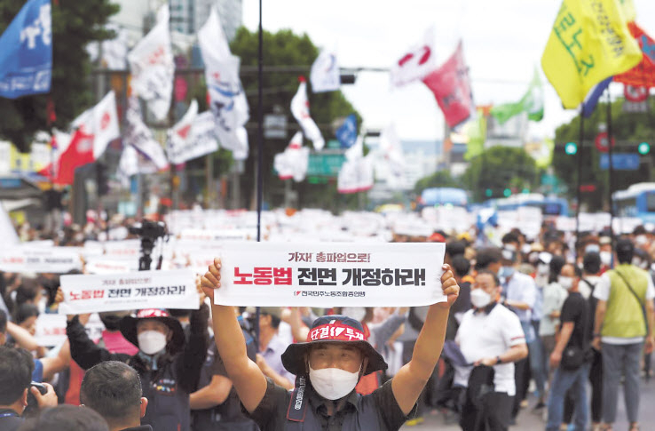 지난 3일 오후 서울 종로3가 일대에서 민주노총 소속 조합원들이 노동법 전면 개정 등을 요구하며 도로를 점거한 채 전국노동자대회를 열고 있다. [연합]