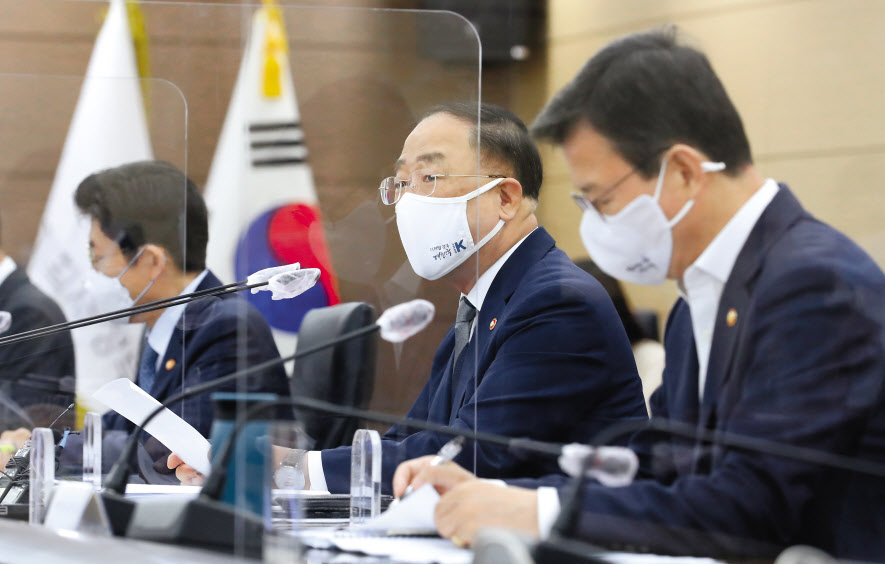 홍남기 부총리 겸 기획재정부 장관이 5일 세종시 정부세종청사에서 대외경제장관회의를 주재하고 있다. 홍 부총리는 이 자리에서 “상반기 수출액이 사상 처음 3000억달러를 돌파하고, 10년만에 15대 주력 품목과 모든 지역 수출이 동시에 증가했다”며 “대외정책이 하반기 ‘완전한 경제회복’과 ‘선도형 경제로의 구조 대전환’목표 달성을 위해 더 적극적으로 뒷받침해 나갈 것”이라고 강조했다. [연합]