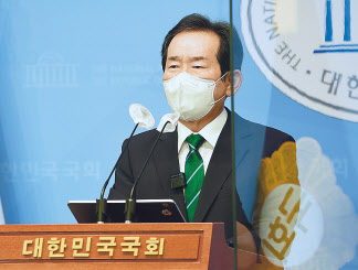이낙연 더불어민주당 전 대표가 5일 비대면으로 제20대 대통령선거 출마 선언을 하고 있다(위쪽). 같은 당 대선 경선 후보인 정세균 전 국무총리가 이날 국회 소통관에서 이광재 의원과 논의를 거쳐 정 전 국무총리로 후보 단일화에 합의했다고 밝히고 있다. [연합]