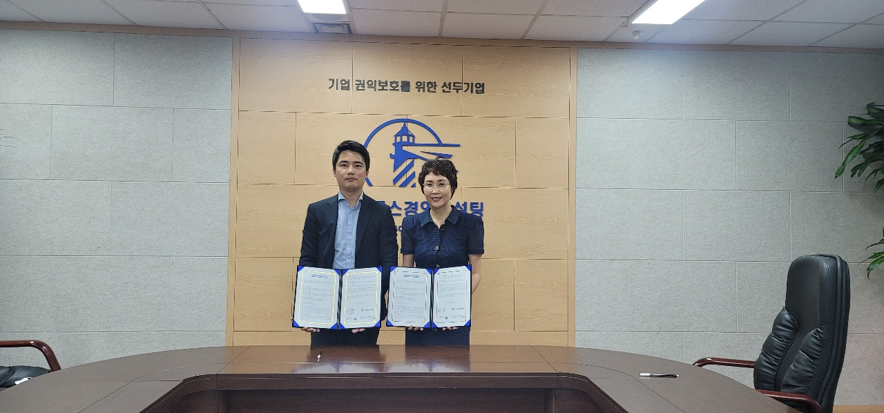 곽현빈(왼쪽) 비상세무회계 대표와 박현미 파로스경영컨설팅 대표가 업무협약을 체결한 뒤 기념사진을 찍고 있다.[파로스경영컨설팅 제공]