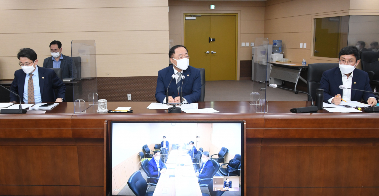 홍남기(가운데) 경제부총리 겸 기획재정부 장관이 5일 오후 정부세종청사에서 열린 기획재정부 확대간부회의를 주재하고 있다. [기획재정부 제공]