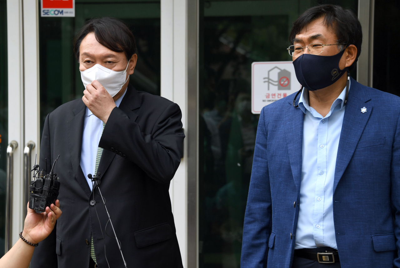 윤석열 전 검찰총장이 5일 서울대 공학관 앞에서 문재인 정부의 탈원전 정책에 대한 비판을 주도해 온 주한규 서울대 원자핵공학과 교수와 면담한 뒤 취재진 질문에 답하고 있다. [연합]