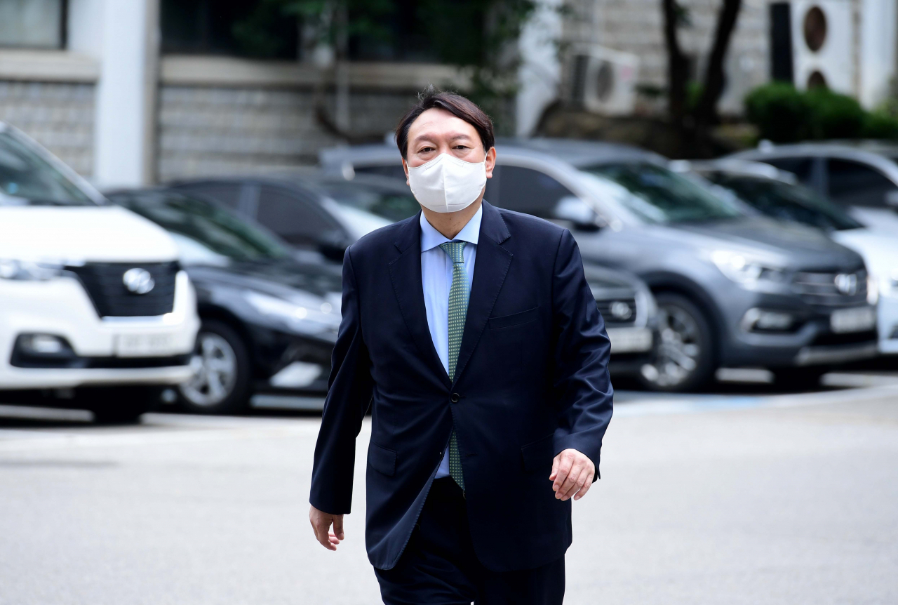 대권주자인 윤석열 전 검찰총장이 5일 오후 문재인 정부의 탈원전 정책에 대한 비판을 주도해 온 주한규 서울대 원자핵공학과 교수를 만나기 위해 공학관으로 들어서고 있다. [연합]