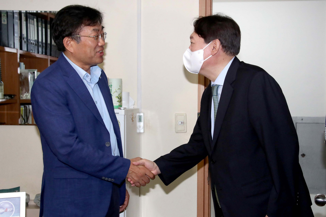 대권주자인 윤석열 전 검찰총장이 5일 서울대 공학관에서 문재인 정부의 탈원전 정책에 대한 비판을 주도해 온 주한규 서울대 원자핵공학과 교수를 만나 인사하고 있다. [연합]
