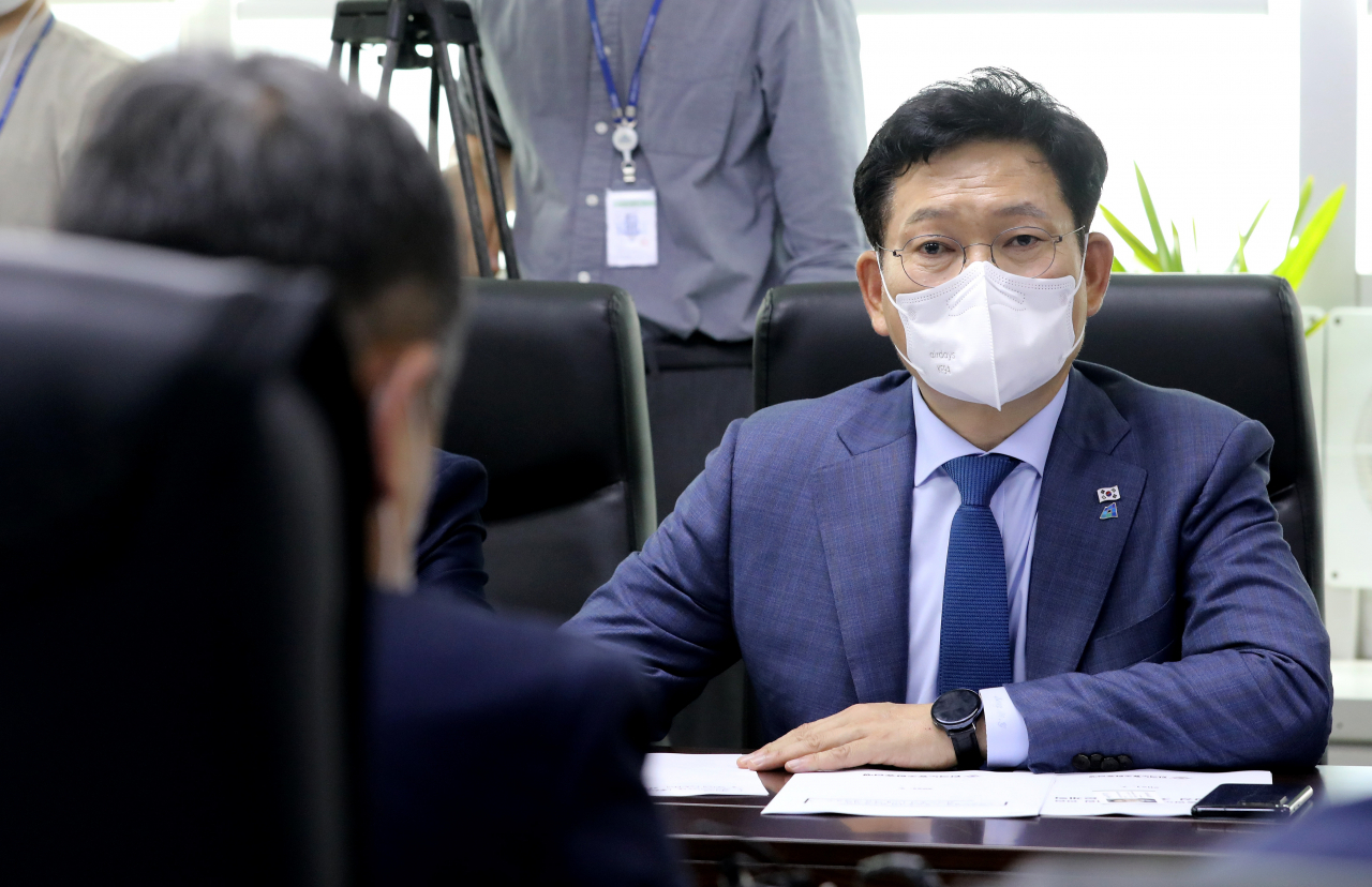더불어민주당 송영길 대표가 5일 서울 여의도 한국노총에서 김동명 한국노총 위원장의 인사말을 듣고 있다. 연합뉴스