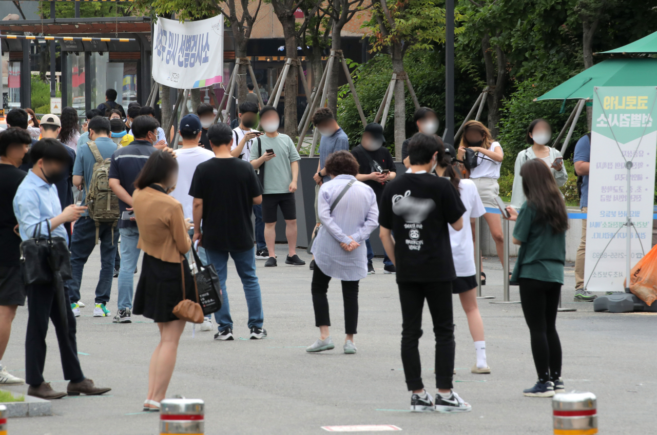 5일 오전 서울 서초구 고속터미널 앞 임시선별진료소에서 시민들이 진단 검사를 받기위해 줄지어 대기하고 있다. 연합뉴스