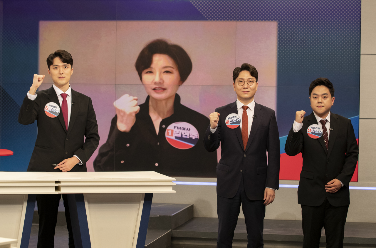 5일 서울 중구 TV조선에서 열린 국민의힘 대변인 선발을 위한 토론배틀 '나는 국대다(국민의힘 대변인이다)' 결승전에서 양준우(왼쪽부터), 김연주, 신인규, 임승호 후보가 기념촬영을 하고 있다. 김연주 전 아나운서는 남편 임백천씨가 코로나19 확진 판정을 받으면서 자가격리에 들어가 화상으로 참여한다. [국회사진기자단]