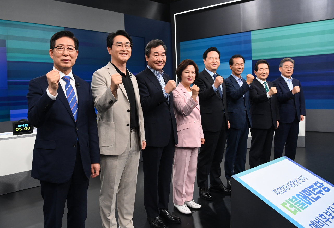 더불어민주당 대선 예비후보자인 이재명(오른쪽 부터), 정세균, 최문순, 김두관, 추미애, 이낙연, 박용진, 양승조 후보가 5일 서울 마포구 JTBC 스튜디오에서 열린 합동 TV토론에 앞서 기념촬영을 하고 있다. [국회사진기자단]
