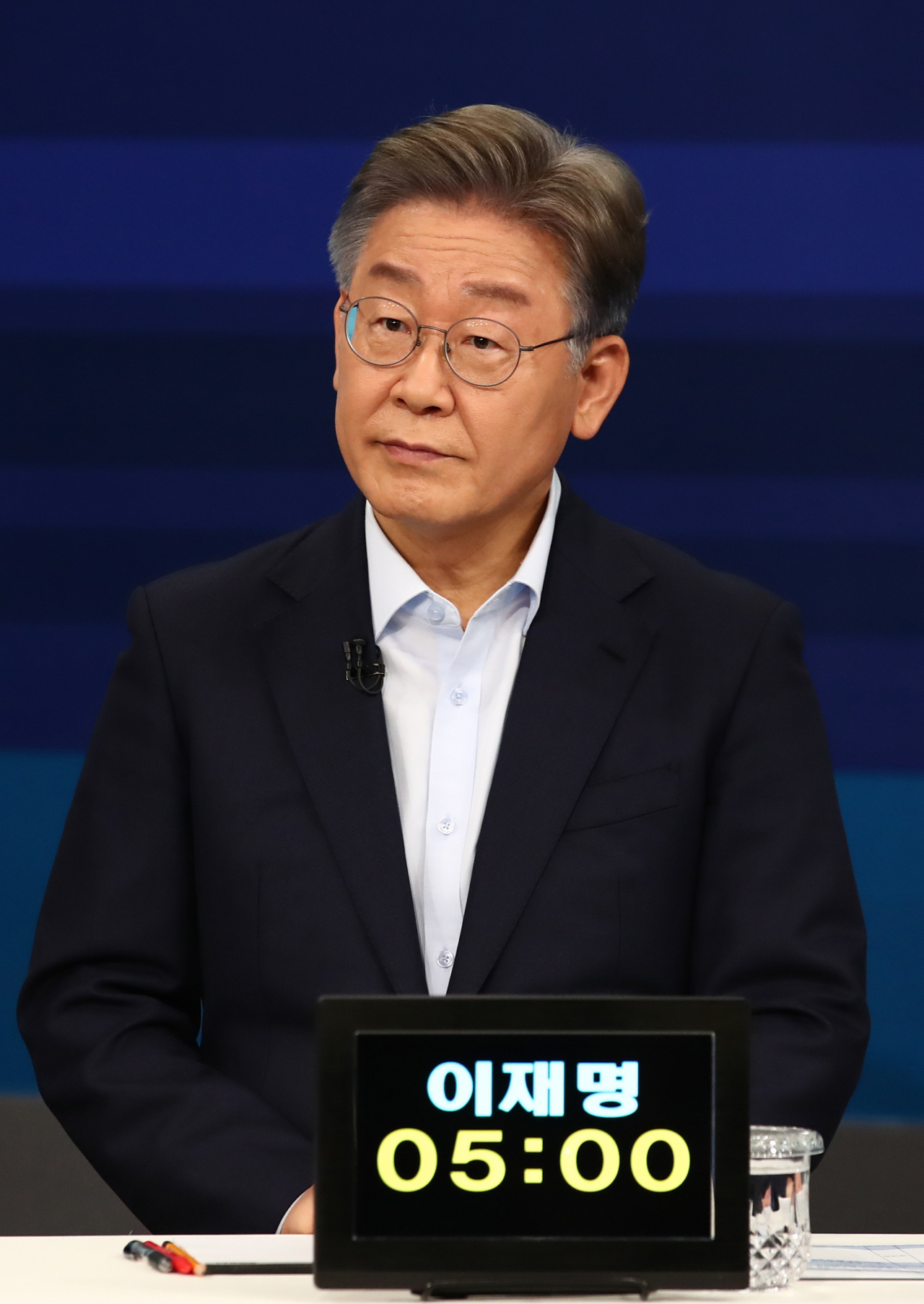 이재명 경기지사가 5일 서울 마포구 JTBC 스튜디오에서 합동 TV토론에서 'OX' 퀴즈판을 들고 미소짓고 있다. [국회사진기자단]