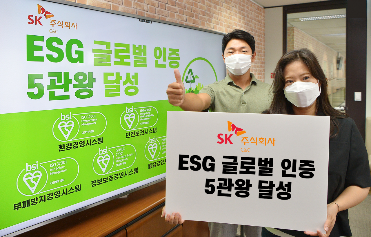 SK㈜ C&C가 영국표준협회로부터 환경 등의 인증을 획득하며 ESG관련 총 5개 인증을 보유하게 됐다 [SK㈜ C&C 제공]