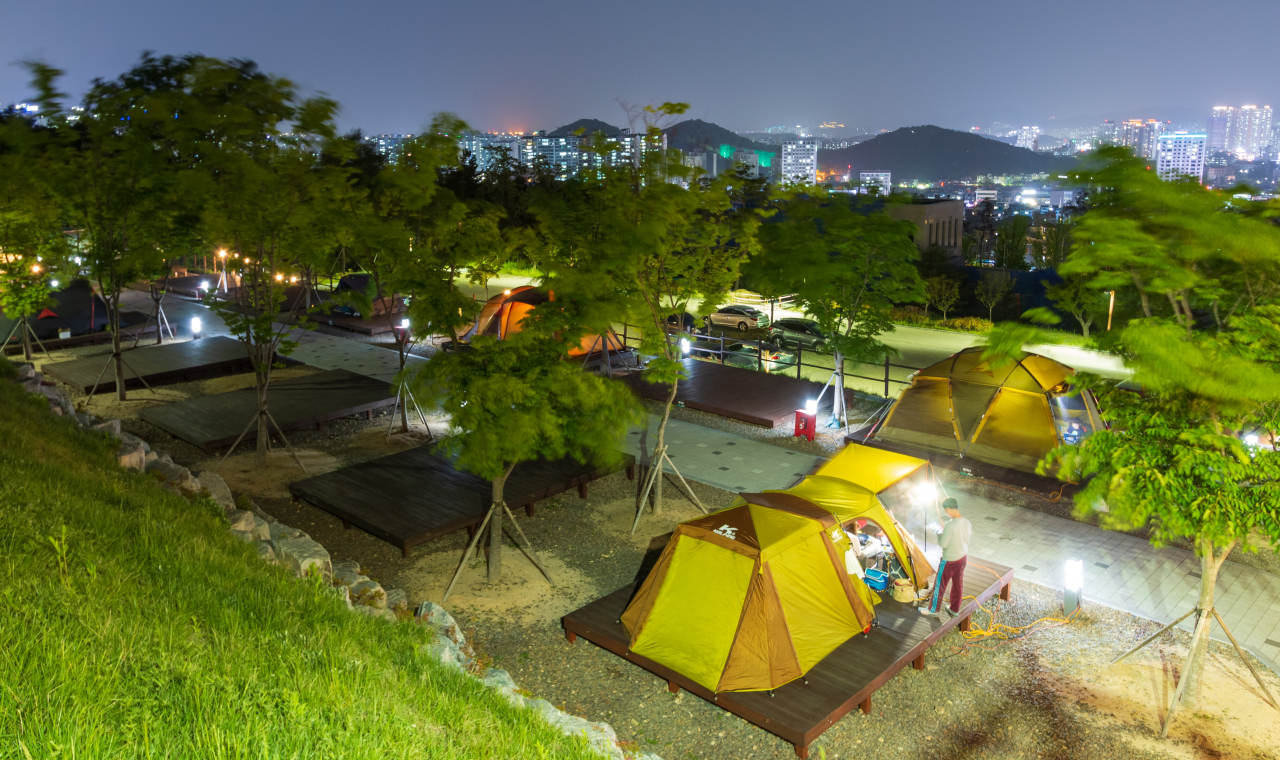 도심에서 남쪽 직진신호등을 받아 올라가면 곧바로 만나는 달서별빛캠핑장에선 낙동강 바람이 분지벽을 휘감아돌듯 시원한 바람이 불어온다.