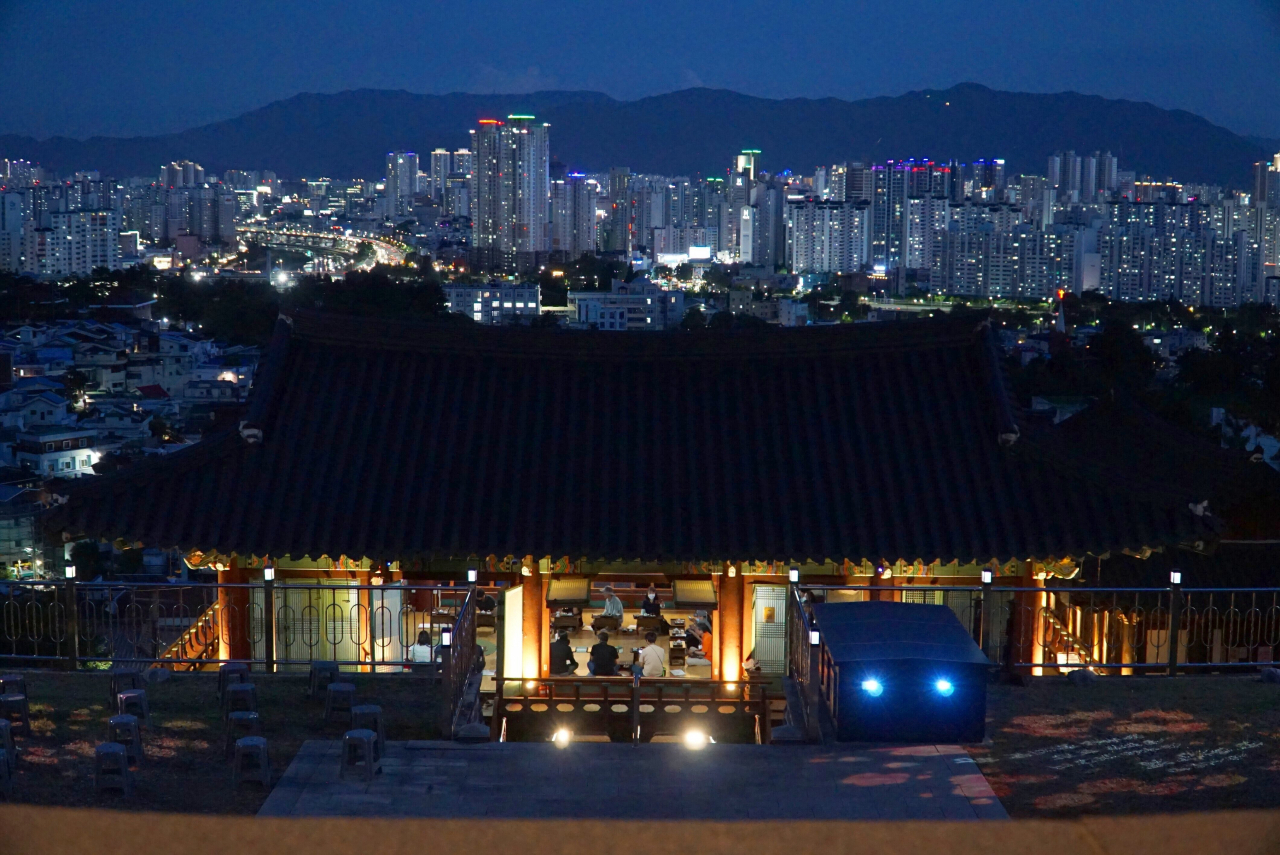구암서원에서 본 대구 야경은 신구 건물의 조화가 돋보인다.