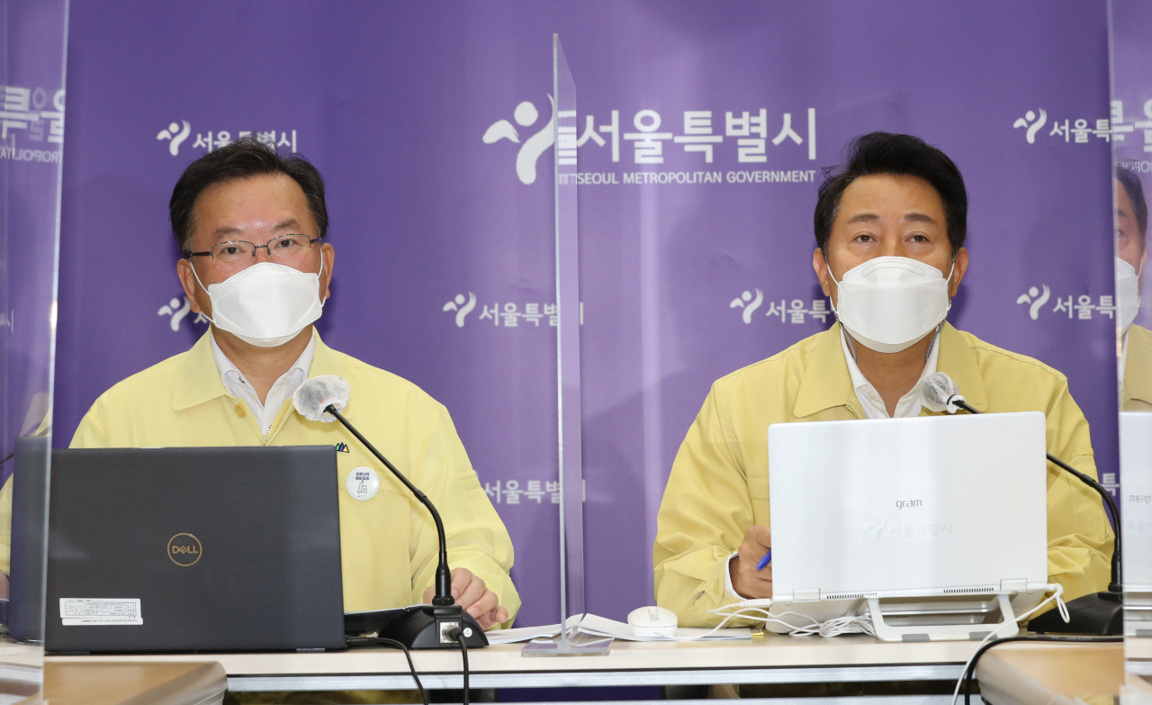 김부겸(왼쪽) 국무총리와 오세훈 서울시장이 6일 오전 서울시청에서 영상회의로 열린 서울·경기·인천 등 수도권 방역특별점검회의에서 모두발언하고 있다. [연합]