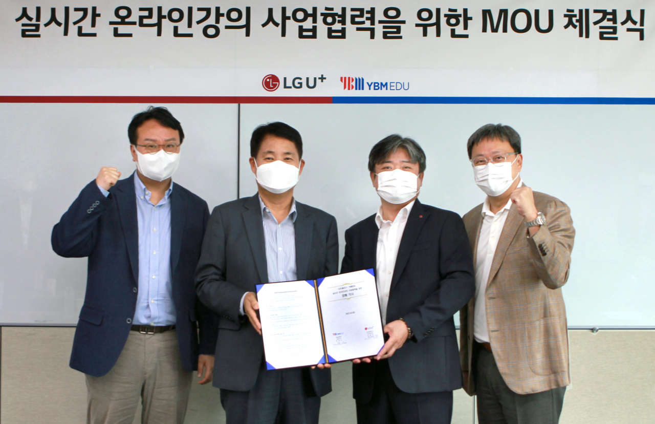 LG유플러스 용산사옥에서 진행된 ‘실시간 온라인 강의 서비스’ 업무협약식에 참석한 이창식(왼쪽부터) YBM에듀 이사, 최재호 대표, 최택진 LG유플러스 부사장, 임장혁 기업기반사업그룹장이 기념촬영을 하는 모습. [LG유플러스 제공]