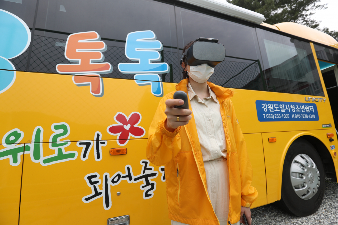 이동형 일시 쉼터인 ‘톡톡 버스’에서 상담사가 슈퍼VR 상담 시연을 하고 있다. [KT 제공]