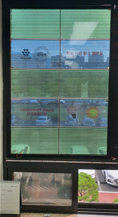스마트 창호가 한국재료연구원 창문에 설치된 모습.[한국재료연구원 제공]