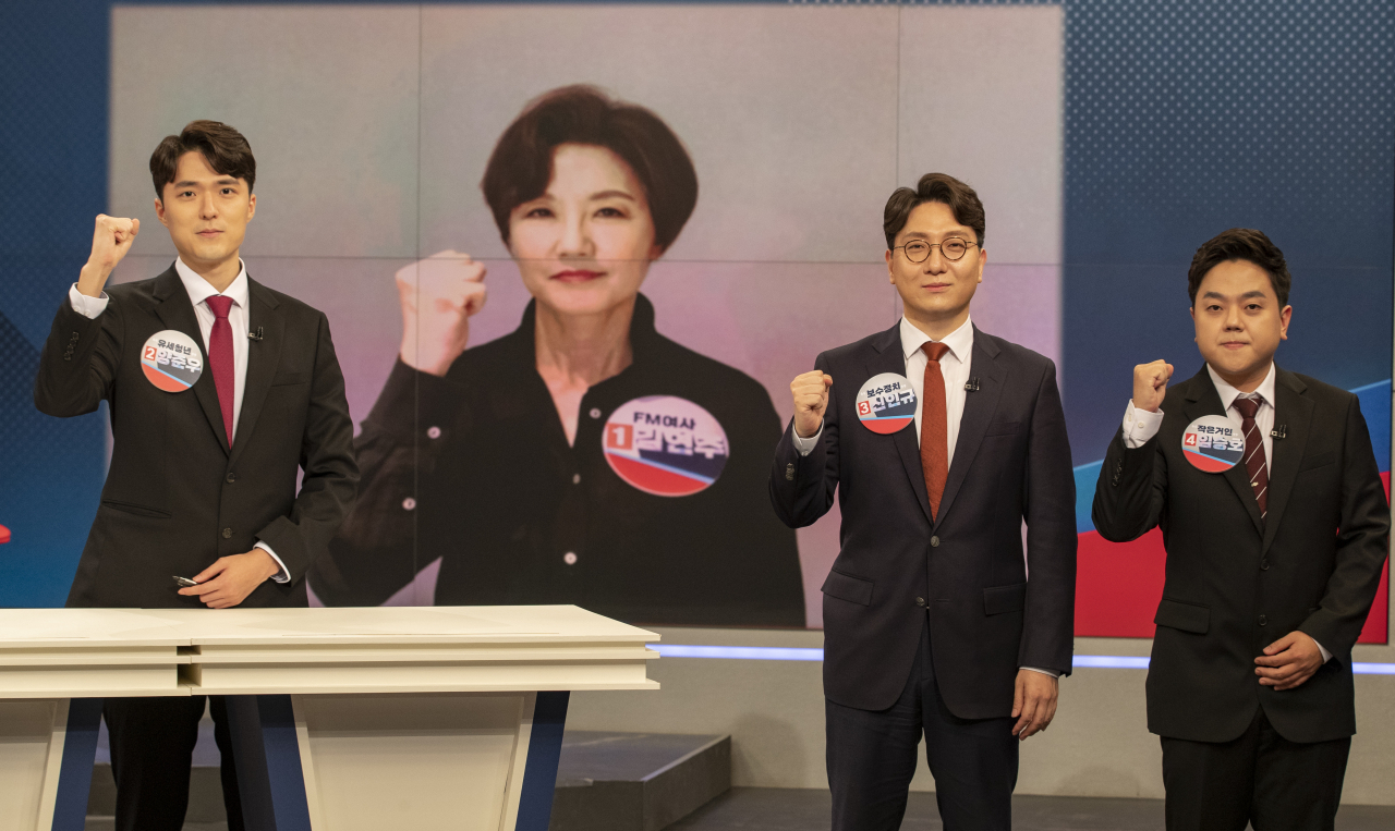 5일 서울 중구 TV조선에서 열린 국민의힘 대변인 선발을 위한 토론배틀 '나는 국대다(국민의힘 대변인이다)' 결승전에서 양준우(왼쪽부터), 김연주, 신인규, 임승호 후보가 기념촬영을 하고 있다. 김연주 전 아나운서는 남편 임백천씨가 코로나19 확진 판정을 받으면서 자가격리에 들어가 화상으로 참여한다. [연합]