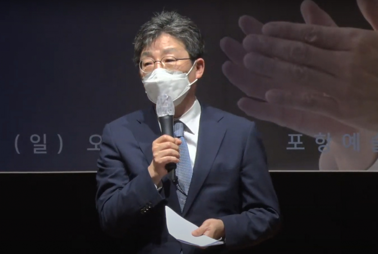 유승민 전 국회의원이 4일 경북 포항문화예술회관에서 열린 희망22 동행포럼 포항 창립총회에서 강연하고 있다. [연합]