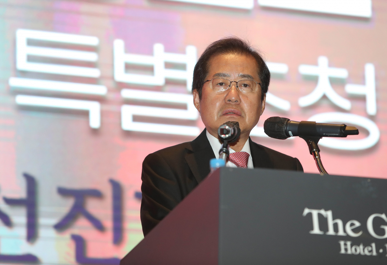 국민의힘 홍준표 의원이 5일 오후 대구 그랜드호텔에서 열린 매일 탑 리더스 아카데미에서 '선진강국으로 가는 길'을 주제로 특별강연을 하고 있다. [연합]