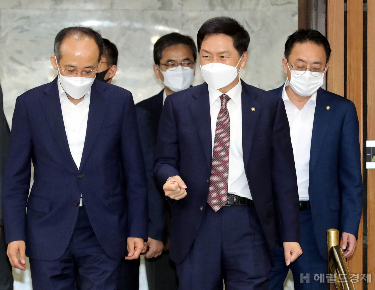 [헤럴드경제=이상섭 기자] 6일 오전 서울 여의도 국회에서 열린 국민의힘 원내대책회의에 김기현 원내대표가 추경호 수석부대표와 이야기를 하며 입장하고 있다.