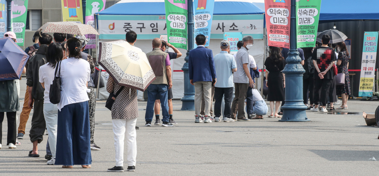 6일 오전 서울 중구 서울역에 마련된 신종 코로나 바이러스감염증(코로나19) 선별검사소에 진단 검사를 받으려는 시민들이 줄지어 서 있다. 코로나19 신규 확진자는 746명을 기록해 1주일 연속 700명 이상을 기록했다. 연합뉴스