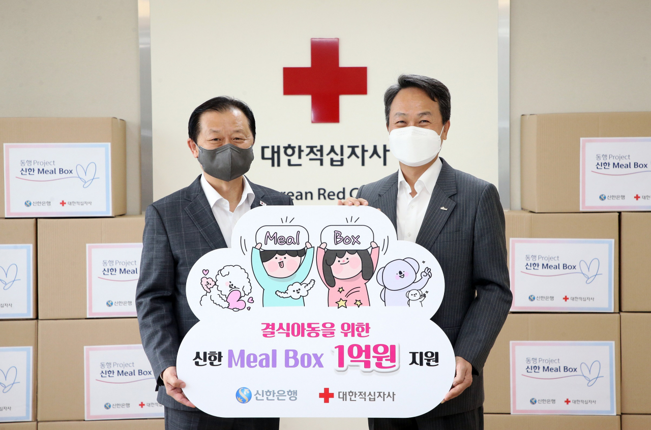 지난달 30일 서울 중구 소파로 소재 대한적십자사 본사에서 열린 전달식에서 신한은행 진옥동 은행장(우측)과 대한적십자사 신희영 회장이 기념촬영을 하고 있다.