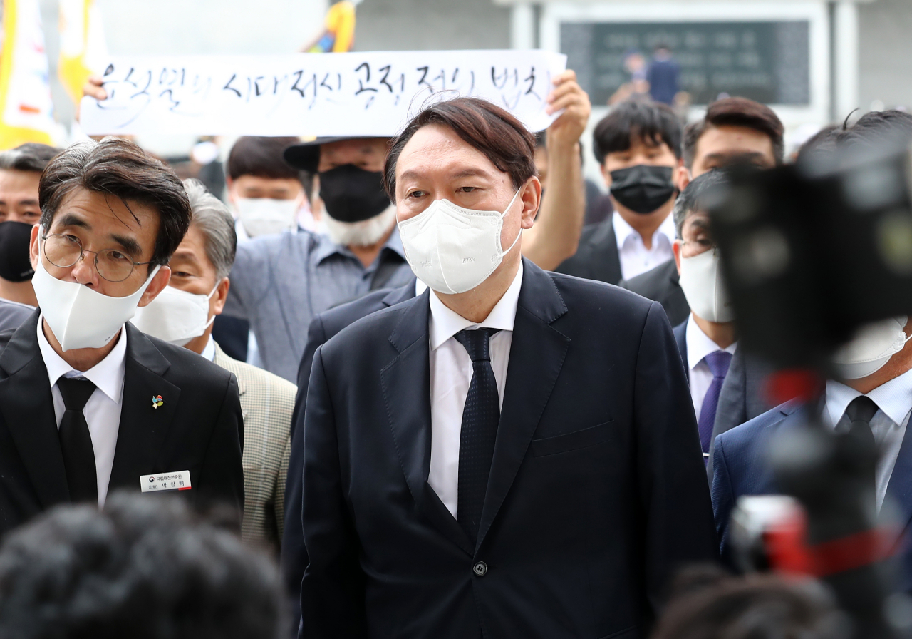 윤석열 전 검찰총장이 6일 오전 대전시 유성구 국립대전현충원을 방문해 참배 후 이동하고 있다. [연합]