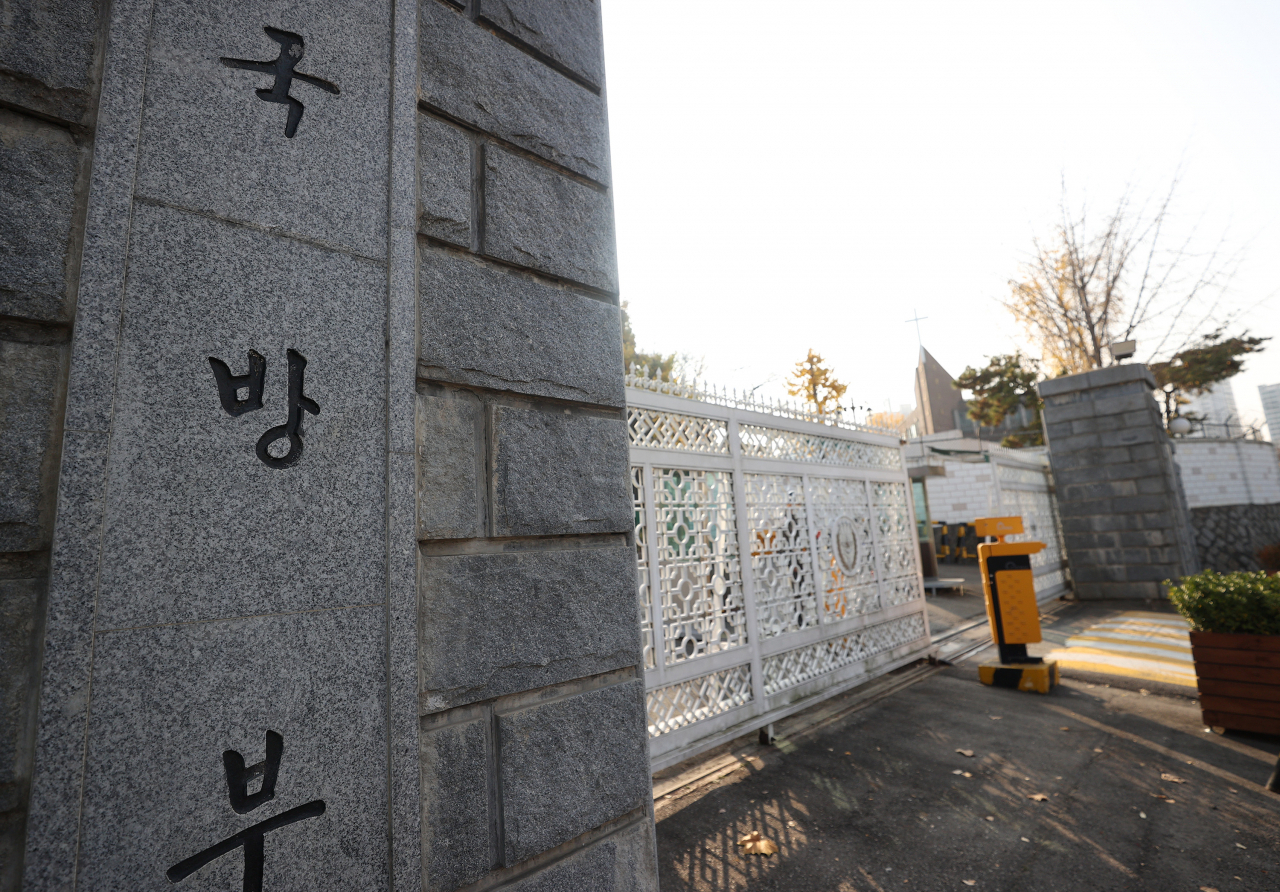군 당국이 공군 여중사 성추행 사망사건에 대한 대대적인 합동수사를 벌이고 문재인 대통령까지 나서서 강도 높은 병영문화 개선을 지시한 가운데 현역 육군 준장이 성추행 혐의로 보직해임된 데 이어 구속돼 큰 충격을 주고 있다. 자료사진. [연합]
