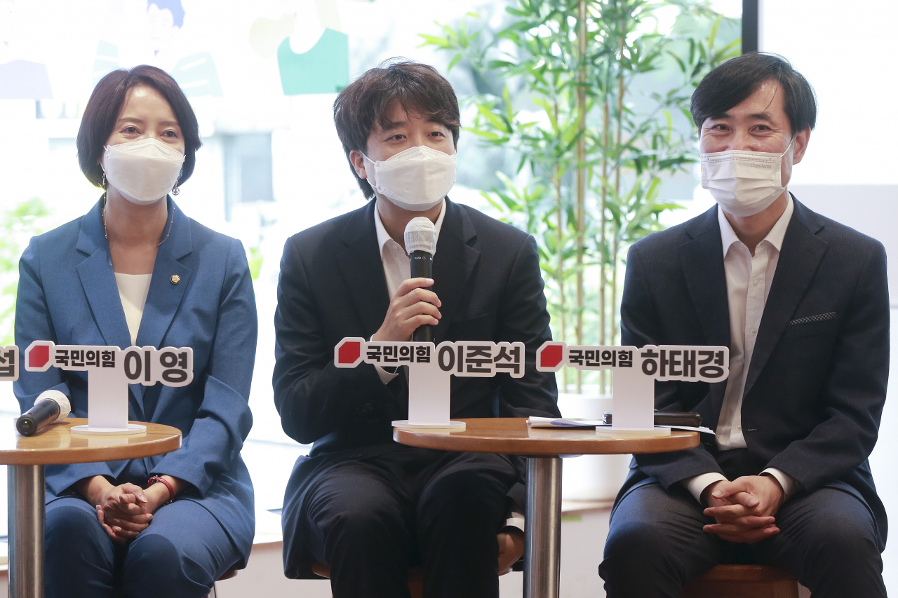 이준석 국민의힘 대표가 6일 서울 여의도 하우스카페에서 열린 국민의힘 청년문제 해결사 '요즘것들 연구소 시즌2 출범식'에 참석, 인사말을 하고 있다. [헤럴드경제=이상섭 기자]