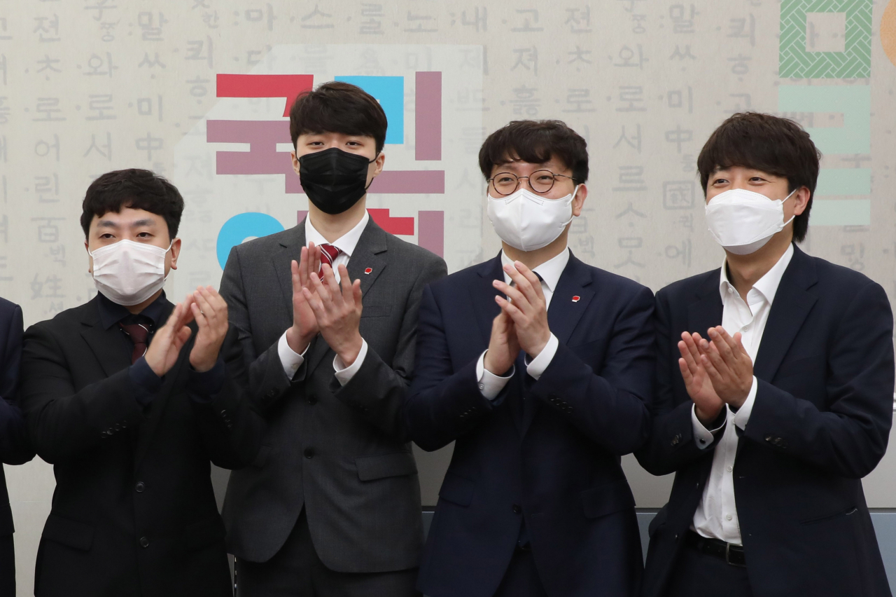 이준석 국민의힘 대표(오른쪽)와 신임 대변인단 내정자들이 6일 오전 국회 당대표실에서 열린 티타임에서 기념촬영을 하고 있다. 왼쪽부터 임승호, 양준우 대변인 내정자, 신인규 상근부대변인 내정자, 이 대표. [헤럴드경제=이상섭 기자]