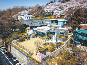 김수근 선생이 설계한 단독주택(1977년 준공)을 지난해 매입해 새로 조성한 ‘개항장 이음 1977’ [iH공사 제공]