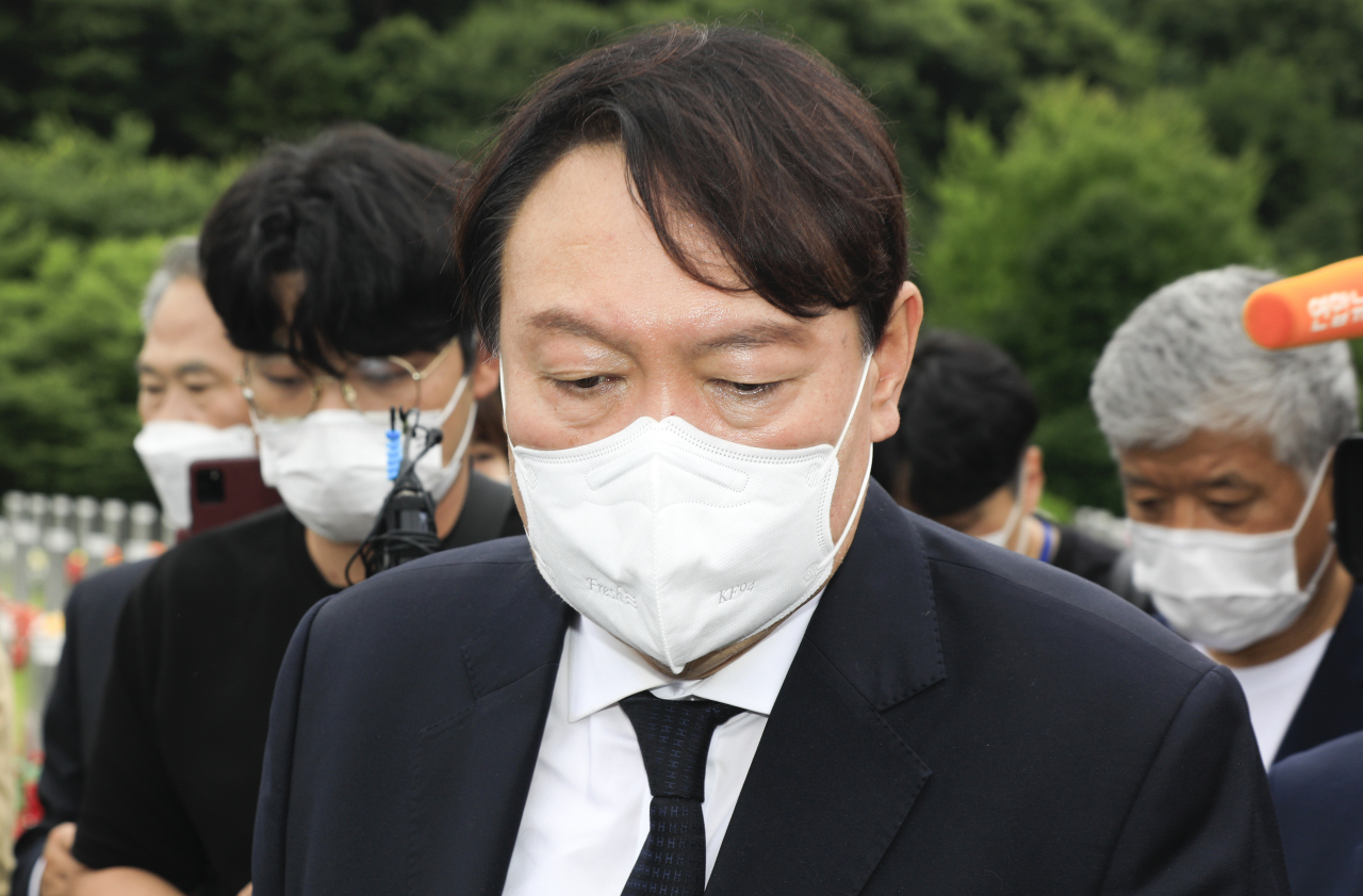 대선 출마를 선언한 윤석열 전 검찰총장이 지난 6일 오전 대전 유성구 국립대전현충원에서 현충탑 참배를 한 뒤 천안함 46용사 묘역을 둘러본 뒤 이동하고 있다. [이상섭 기자/babtong@heraldcorp.com]