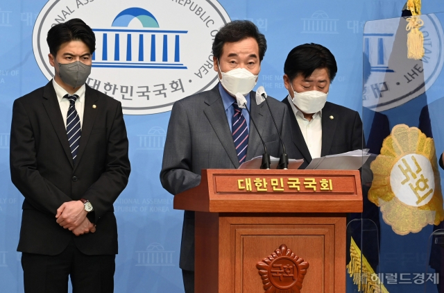 이낙연 더불어민주당 예비경선 후보가 6일 오전 국회 소통괸에서 토지공개념 관련 기자회견을 하고 있다.[이상섭 기자]