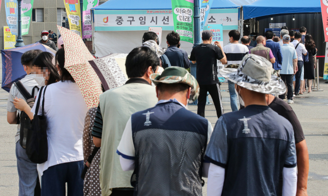 6일 오전 서울 중구 서울역에 마련된 코로나19 선별검사소에 진단 검사를 받으려는 시민들이 줄지어 서 있다. 코로나19 신규 확진자는 746명을 기록해 1주일 연속 700명 이상을 기록했다. [연합]