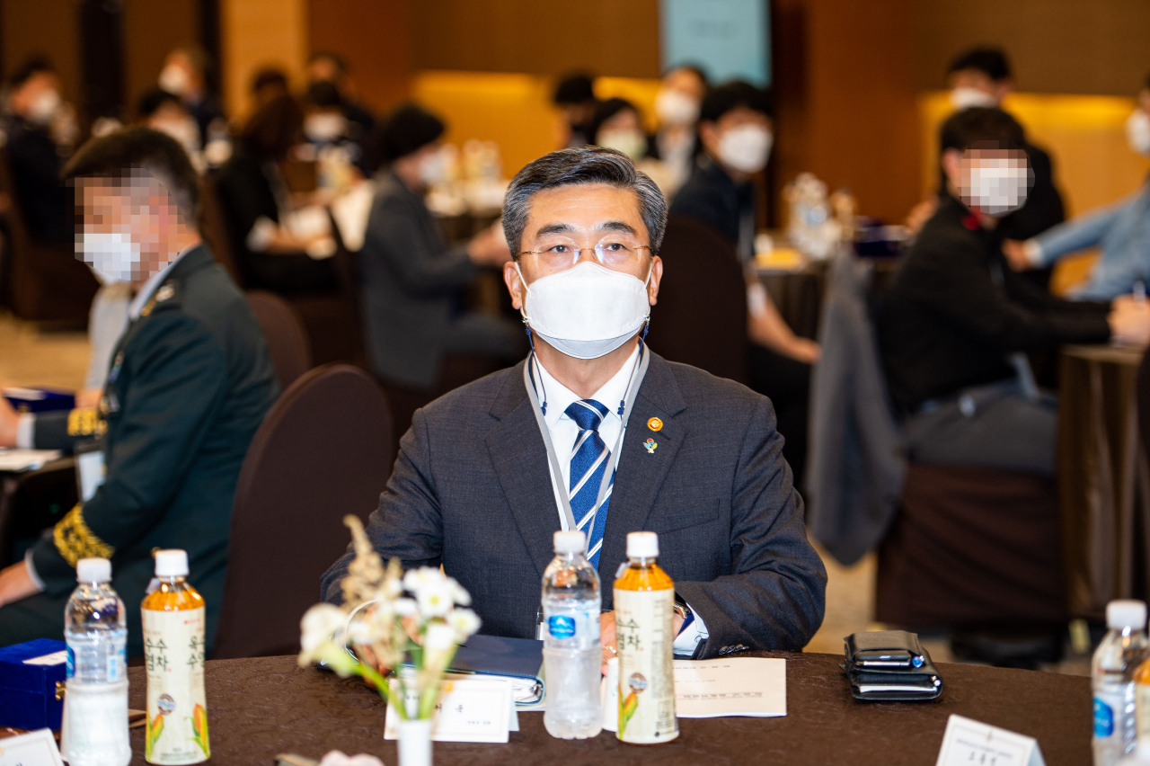 군 당국이 공군 여중사 성추행 사망사건에 대한 대대적인 합동수사를 벌이고 문재인 대통령까지 나서서 강도 높은 병영문화 개선을 지시한 가운데 현역 육군 준장이 성추행 혐의로 구속돼 큰 충격을 주고 있다. 지난달 28일 성폭력 예방 및 피해자 보호 개선 방안 등을 마련하기 위한 민·관·군 합동위원회 출범식에 참석한 서욱 국방부 장관. [연합]