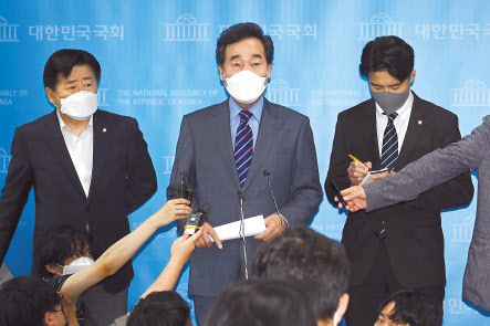 이낙연 더불어민주당 전 대표가 6일 오전 국회 소통관에서 토지공개념 3법 대표 발의 관련 기자회견을 마친 뒤 기자들의 질문에 답하고 있다. 이상섭 기자