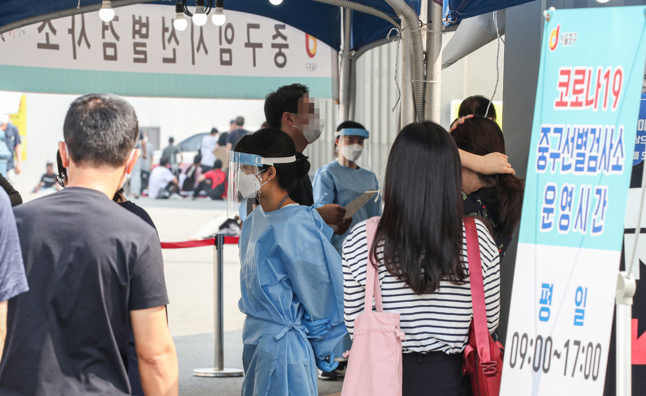 6일 오전 서울 중구 서울역에 마련된 신종 코로나 바이러스감염증(코로나19) 선별검사소에 진단 검사를 받으려는 시민들이 대기하고 있다. 코로나19 신규 확진자는 746명을 기록해 1주일 연속 700명 이상을 기록했다. 연합뉴스