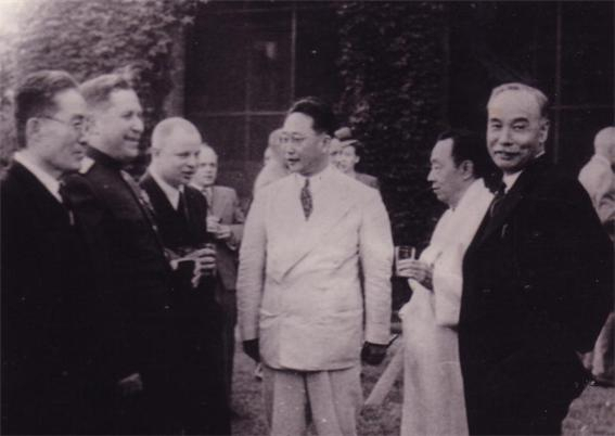 1947년 5월 제2차 미소공위 당시 사진. 오른쪽부터 여운형, 근로인민당 위원장 김규식, 주한미군사령관 하지 중장 통역으로 활동한 이묘목, 소련 측 통역, 소련측 대표 테렌티 스티코프, 허헌 남조선노동당 위원장. [미디어한국학]