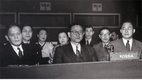 1948년 프랑스 파리에서 열린 제3차 유엔 총회에 파견된 대한민국 대표단. 앞줄 왼쪽부터 조병옥 특사단장, 장면 대표단장, 장기영 차석대표. 유엔은 대한민국을 5 · 10선거가 치러진 지역에 관할권을 갖는 한반도의 유일한 합법 정부로 승인했다.
