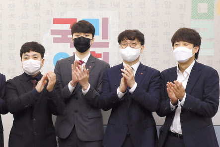 이준석 국민의힘 대표(오른쪽)와 임승호, 양준우, 신인규 등 신임 대변인단 내정자들이 6일 오전 국회 당대표실에서 기념촬영을 하고 있다. 이상섭 기자