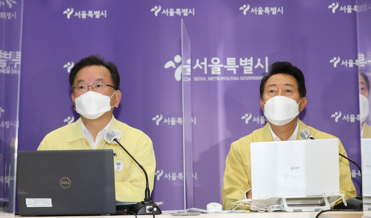김부겸 국무총리가 6일 오전 서울시청에서 영상회의로 열린 서울·경기·인천 등 수도권 방역특별점검회의를 주재하고 있다. 오른쪽 오세훈 서울시장. 연합뉴스