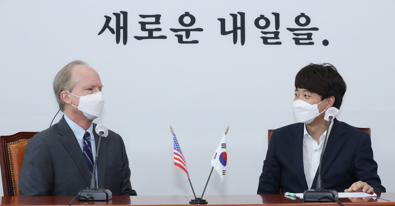 국민의힘 이준석 대표가 6일 국회 당대표실에서 로버트 랩슨 주한미국대사 대리를 접견하고 있다. [연합]