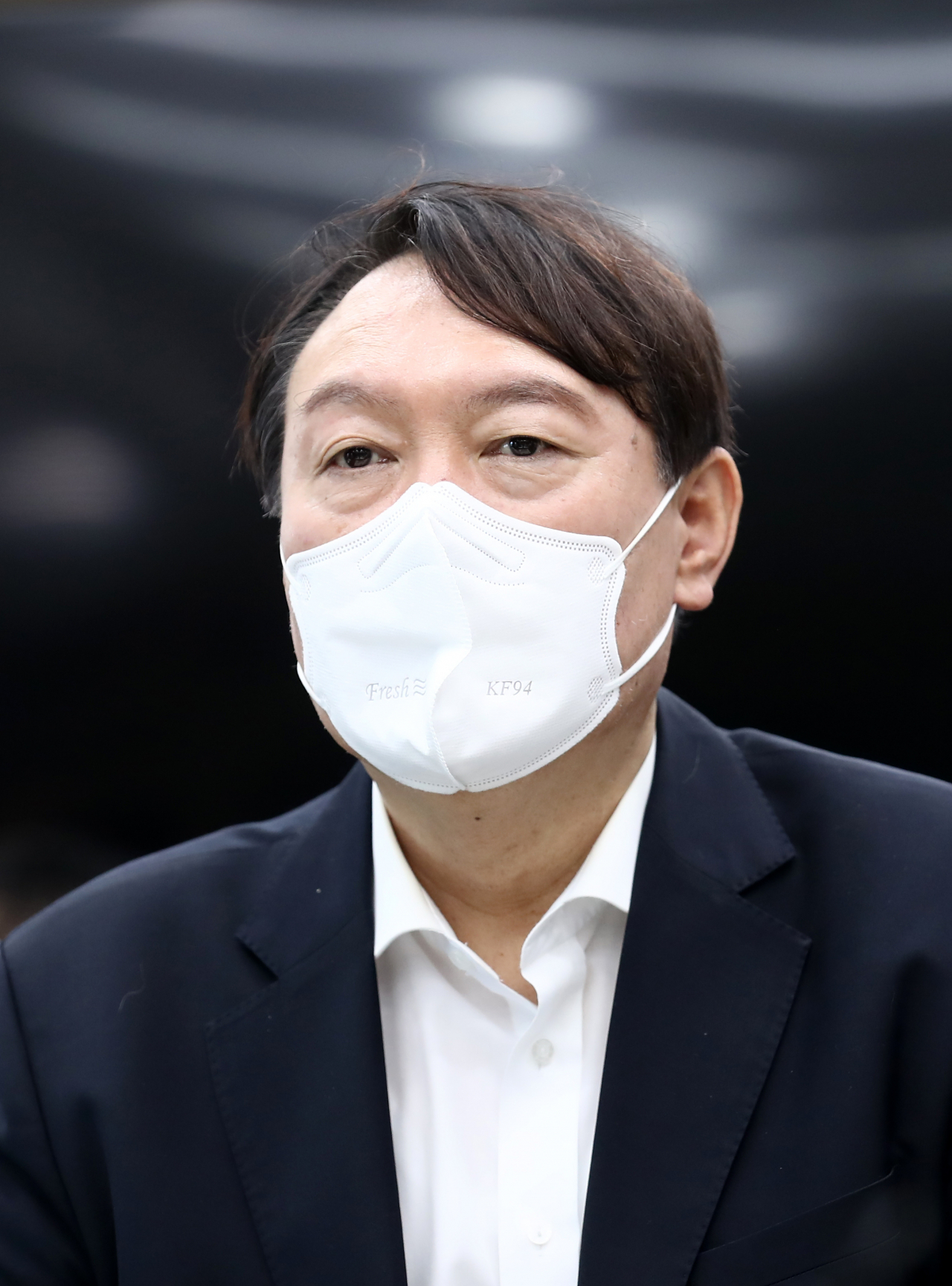 윤석열 전 검찰총장이 6일 오후 대전시 유성구 어은동 카이스트에서 학생들을 만나 탈원전 정책에 관한 의견을 나누고 있다. [연합]