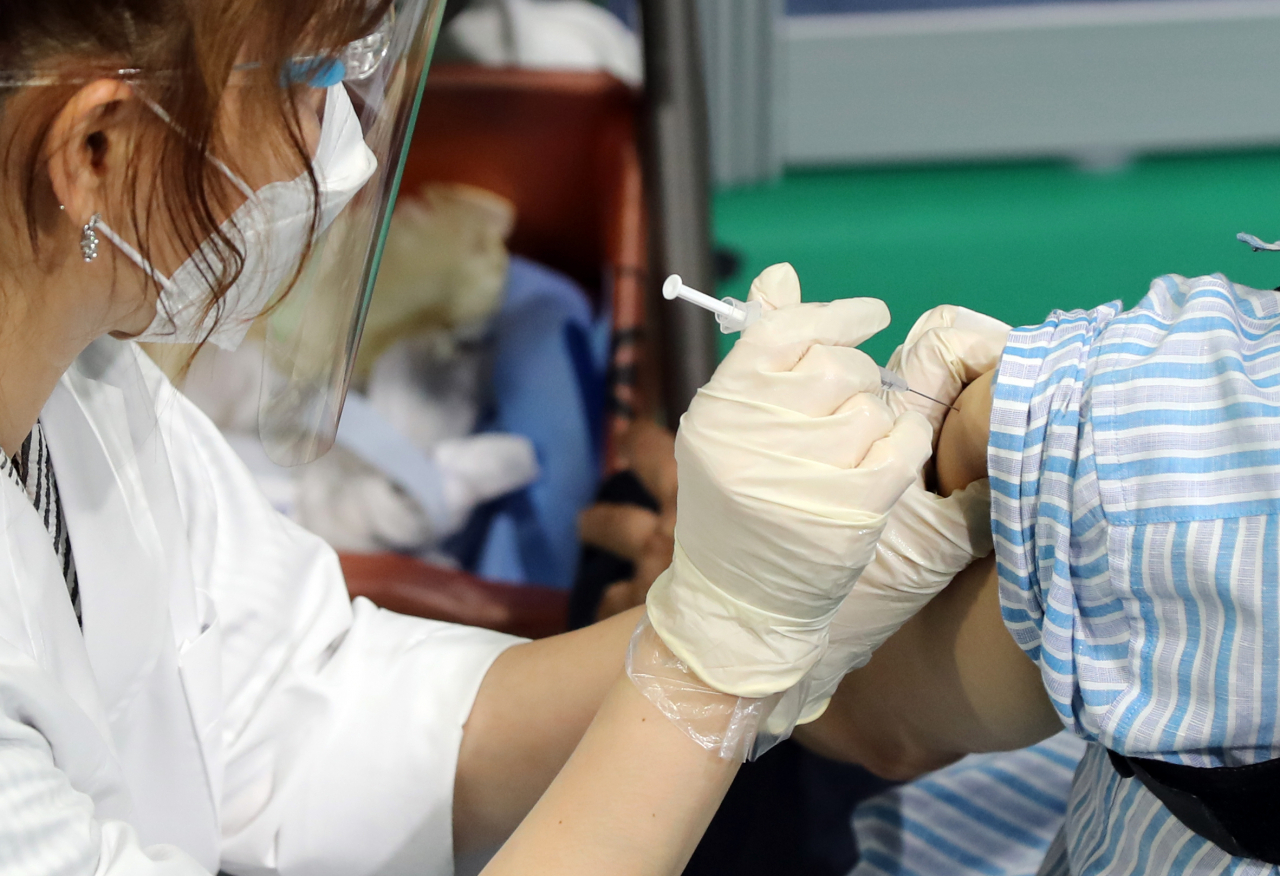 지난 5일 오전 광주 북구 코로나19 예방접종센터에서 대상자가 화이자 백신을 접종받고 있다. [연합]