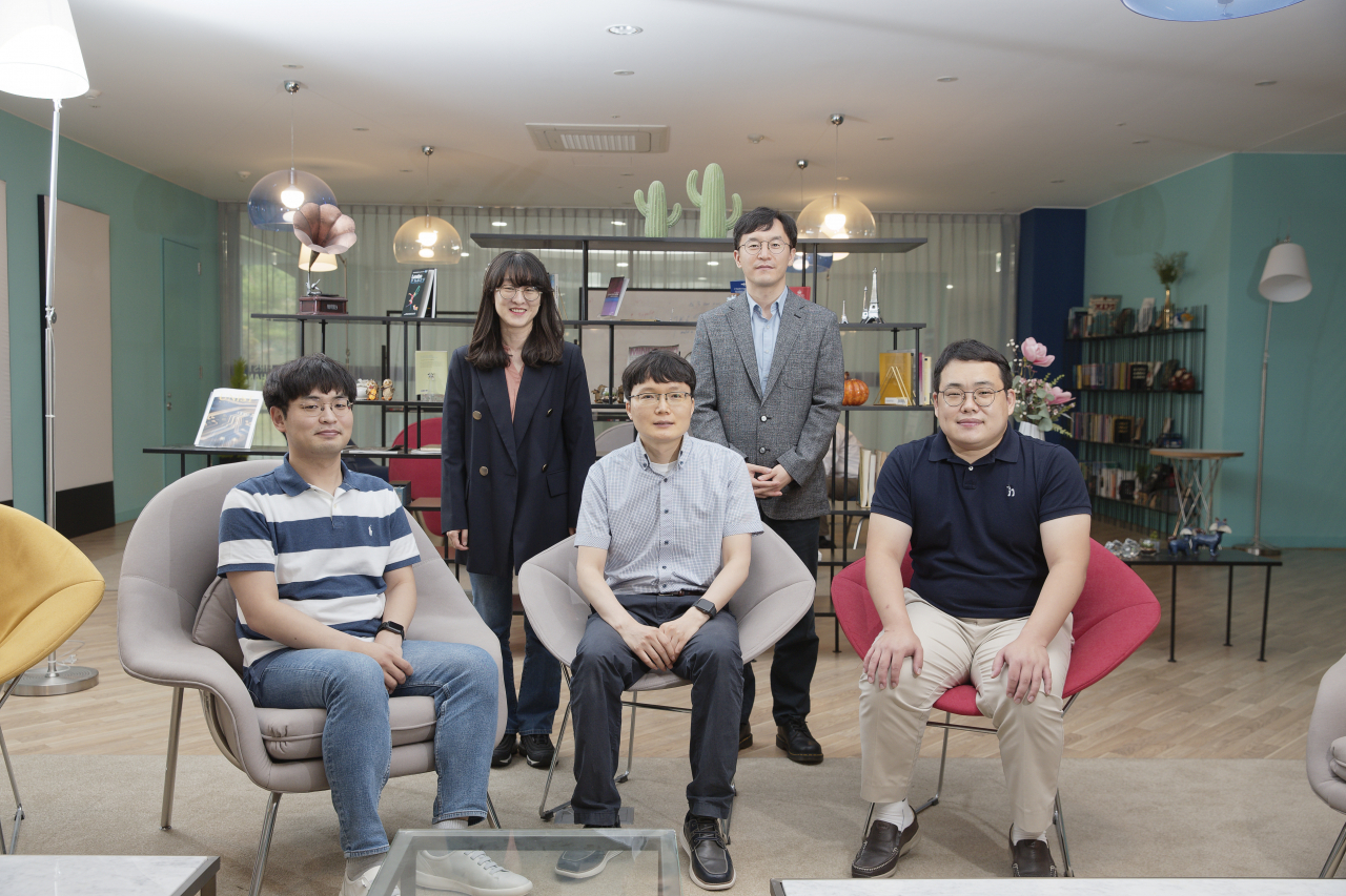하이퍼-컴포저블 데이터센터 연구진. 왼쪽 위부터 시계방향으로 최영리 교수, 백웅기 센터장, 전유석 교수, 임영빈 교수, 문현곤 교수.[UNIST 제공]
