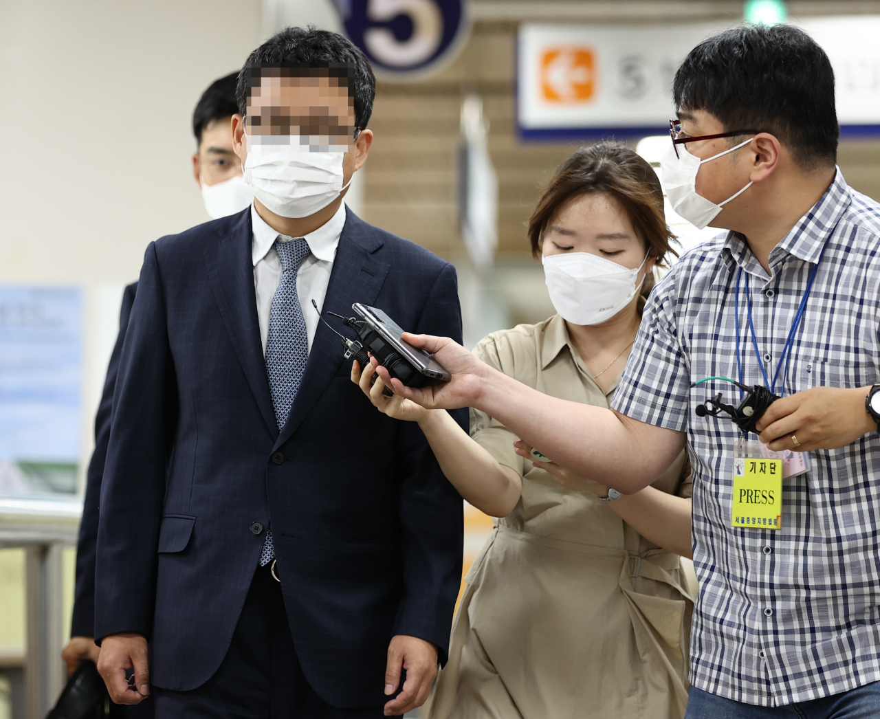 고 김홍영 검사를 폭행해 극단적 선택에 이르게 한 김대현 전 부장검사가 6일 오후 서울 서초구 서울중앙지법에서 열린 1심 선고 공판에 출석하고 있다. 김 전 검사는 이날 징역 1년을 선고 받았다. [연합]